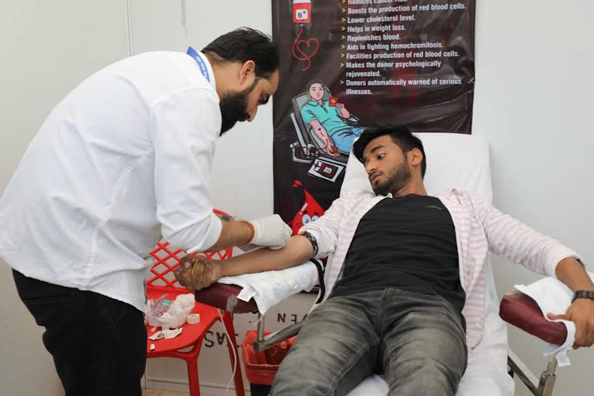 विद्यार्थियों ने रक्तदान शिविर में बढ़चढ़कर लिया हिस्सा